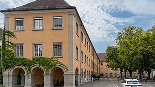 Außenansicht der Stephansschule. Auf der Straße fährt ein Auto.
