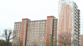 Auf dem Bild ist ein Plattenbau in Neubrandenburg zu sehen. 