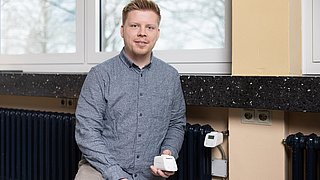 Fabian Sievers (TU Dortmund) mit selbst entwickeltem digitalen Heizkörperthermostat 