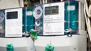 Blick auf Kasten mit digitaler Anzeige, also eine moderne Messeinrichtung (mME), die digital Strom zählt.