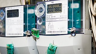 Blick auf Kasten mit digitaler Anzeige, also eine moderne Messeinrichtung (mME), die digital Strom zählt.