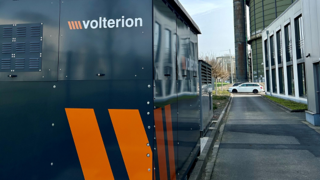 Neben dem Betriebsgebäude steht ein großer Kasten, der die Wärmepumpe und die Rexdox Flow Batterie enthält.