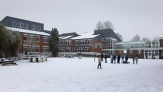 Blick auf den Schulhof des Clara-Schumann-Gymnasiums