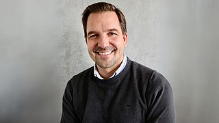 Ein Portrait von Dennis Metz.