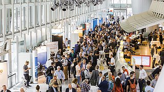Das Foto zeigt Menschen auf der Messe: Berliner Energietage.