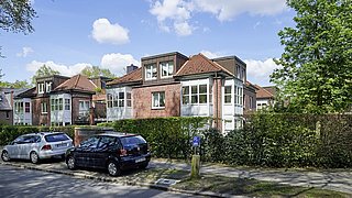 Außenansicht des Gebäudes im Schiffzimmererweg. Ein Klinkerbau aus den 1990er Jahren.