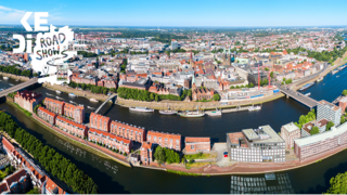 Luftaufnahme der Stadt Bremen mit zahlreichen Häusern, Brücken und die Weser.