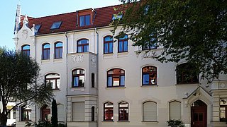 Auf dem Bild ist eins der Wohngebäude der Bricks GmbH in Magdeburg zu sehen.