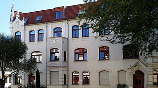 Auf dem Bild ist eins der Wohngebäude der Bricks GmbH in Magdeburg zu sehen.