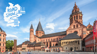 Der Marktplatz in Mainz auf dem Leute spazieren. Im Hintergrund steht der Dom.