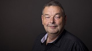 Porträt von Erik Förster vor einem neutralen Hintergrund.