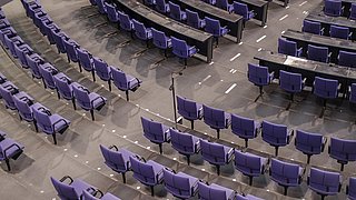 Innenansicht des Reichstaggebäudes mit leeren Stuhlreihen.