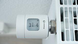 Ein smartes Thermostatventil am Heizkörper.