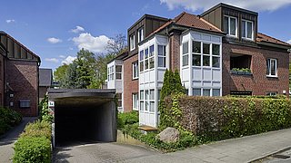 Außenansicht des Gebäudes im Schiffzimmererweg. Ein Klinkerbau aus den 1990er Jahren.