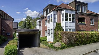 Außenansicht des Gebäudes im Schiffzimmererweg. Ein Klinkerbau aus den 1990er Jahren.