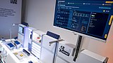 Detailansicht auf e2d2 – der KMU-Demonstrator: Im Fokus der Monitor mit Dashboard zu den Energieverbräuchen