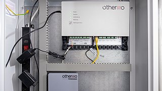 Das verbaute IoT-Gateway von othermo im Heizungskeller.