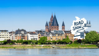 Der Marktplatz in Mainz auf dem Leute spazieren. Im Hintergrund steht der Dom.