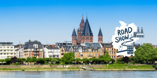 Der Marktplatz in Mainz auf dem Leute spazieren. Im Hintergrund steht der Dom.