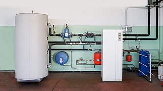 Erdwärmepumpe zur Heizungsunterstützung in einem modernen Heizungsraum.