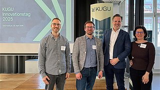 Auf dem Bild sind v.r.n.l. Thomas Koutalidis (KEDi), Dominik Unger (Gewobag ED), Christopher von Gumppenberg (KUGU Home GmbH) und Stefania Molinari (KEDi) auf dem KUGU Innovationstag 2025 zu sehen.