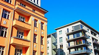 Historische und moderne Gebäudefassaden nebeneinander in Berlin-Tiergarten, Deutschland.