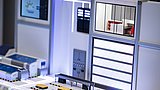 Detailansicht auf e2d2 – der KMU-Demonstrator: Ein Miniatur-Büro sowie der Produktionsbereich.