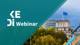 Außenansicht des Reichstaggebäudes. Auf dem Dach wehen die EU- und Deutschlandfahne. Der Vordergrund ist von Bäumen verdeckt. Darüber ist am linken Rand ein farbiger Balken, auf dem steht "KEDi Webinar".