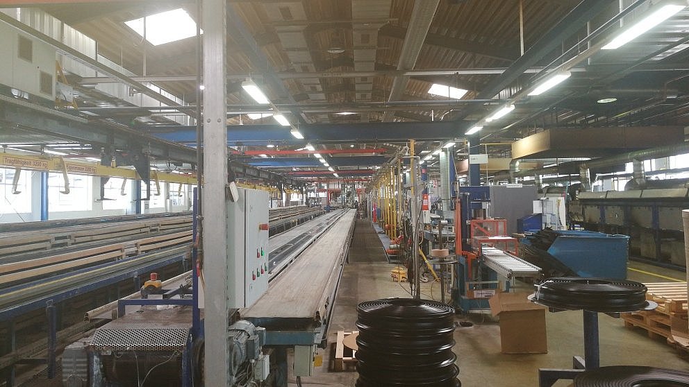 Die alte Werkshalle des Unternehmens mit der alten Beleuchtungsanlage.
