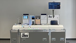 e2d2: Modell einer Produktionsanlage mit Solarmodulen und Windrad