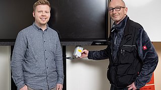 Zwei Personen zeigen Sensorknoten